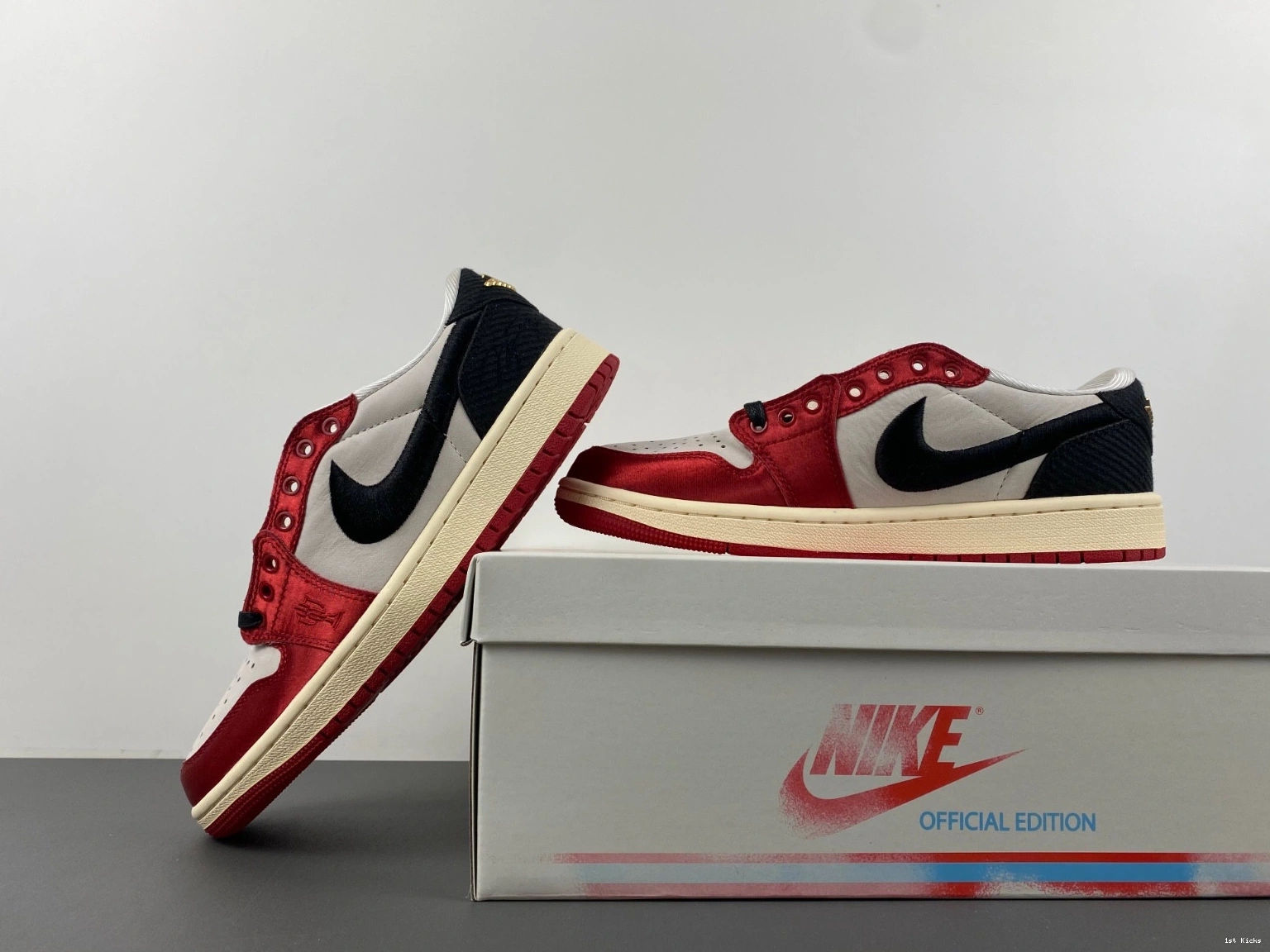 Room OG Air Low 1 Trophy Jordan FN0432-100 0114